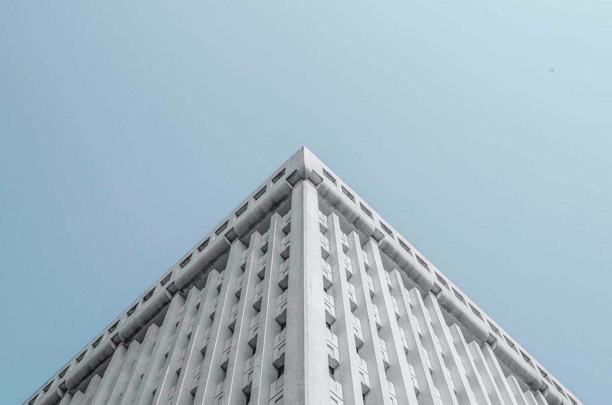 意甲媒体透露：从西汉姆联签下菲尔克鲁格后，AC米兰目前正计划补强边路阵容