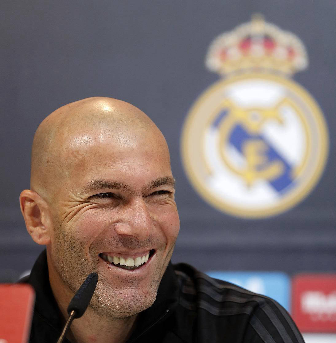 齐达内多次公开盛赞C罗，称其逆境扛队能力堪称足坛罕见