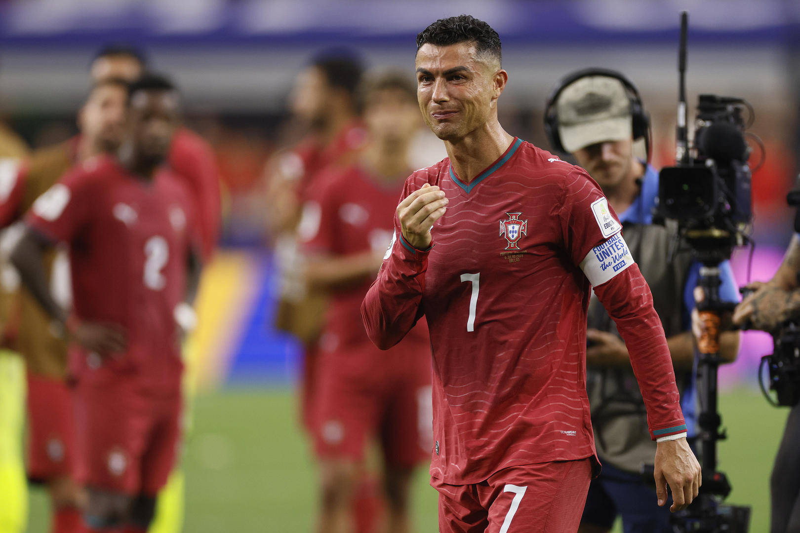 特写丨C罗哭了,C罗走了,像一盏终于被吹灭的灯……